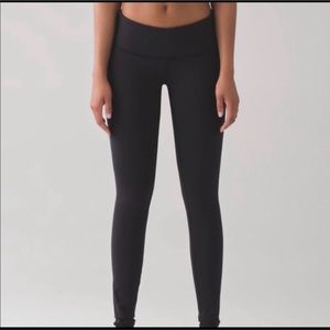 ‼️‼️ISO lululemon black low rise leggings‼️‼️